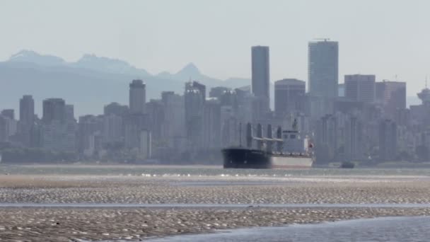 タンカーの背景にバンクーバーのスカイラインのパノラマ ビュー — ストック動画
