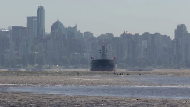 Vista Panorámica Del Petrolero Con Vancouver Skyline Segundo Plano — Vídeos de Stock