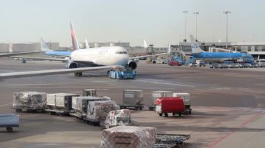 Amsterdam Schiphol havaalanında uçak doğal görünümü