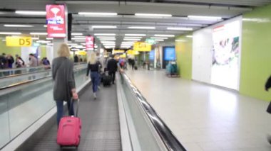 Schiphol Havaalanına yürüyüş insanların görünümünü