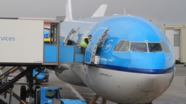 Amsterdam Schiphol havaalanında uçak doğal görünümü