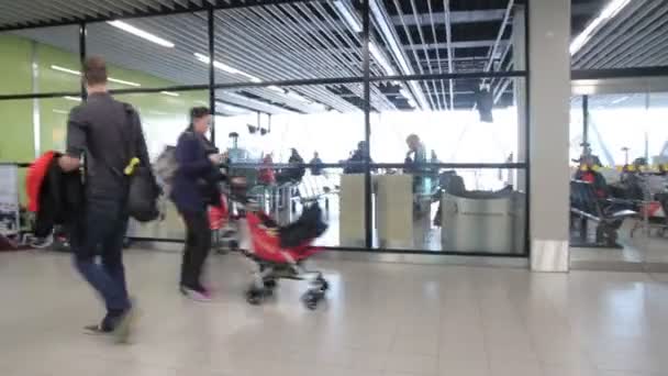 Vista Gente Caminando Aeropuerto Schiphol — Vídeos de Stock