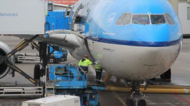 Amsterdam Schiphol havaalanında uçak doğal görünümü
