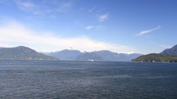 Belo Tiro Vancouver Bay Distância Com Montanhas — Vídeo de Stock