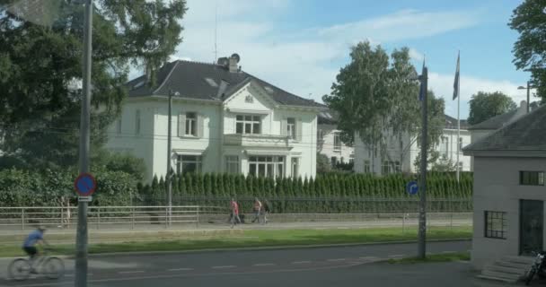 Vista Del Edificio Vintage Gente Caminando Conduciendo Bicicletas Oslo City — Vídeo de stock