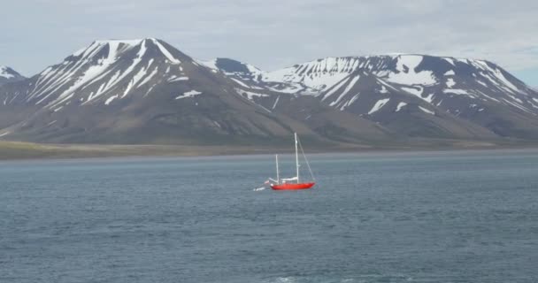 Long Shot Bateau Dans Eau Longyearbyen — Video