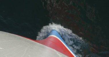 Güneşli güzel vuruşta Longyearbyen Norveç deniz manzara