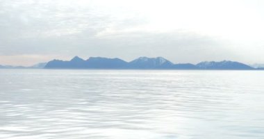 Norveç deniz ve dağlar panoramik manzaralı ufukta