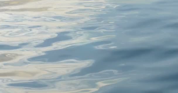 海の水の表面にさざ波の表示を閉じる — ストック動画