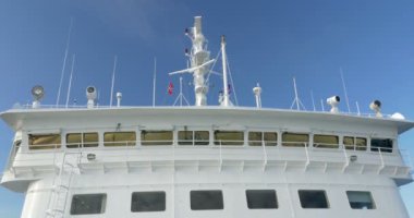 Gemi güverte antenler ve dönen radar ile önden görünümü 