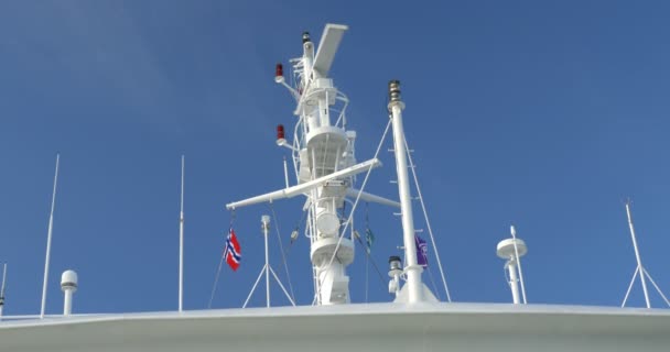 アンテナと回転のレーダーの船のデッキの正面図 — ストック動画