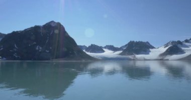 Suya yansıtan Spitsbergen Fiord karlı dağların doğal görünümü