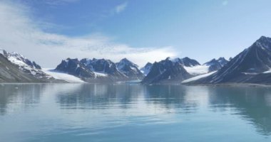 Suya yansıtan Spitsbergen Fiord karlı dağların doğal görünümü