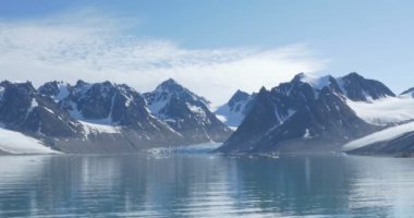 Suya yansıtan Spitsbergen Fiord karlı dağların doğal görünümü