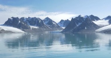 Suya yansıtan Spitsbergen Fiord karlı dağların doğal görünümü