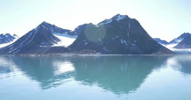 Vue Panoramique Sur Les Montagnes Enneigées Fjord Spitsbergen Reflétant Dans — Video