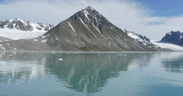 Malerischer Blick Auf Spitzbergen Fjord Schneebedeckten Bergen Spiegelt Sich Wasser — Stockvideo