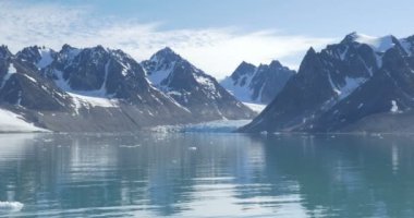 Suya yansıtan Spitsbergen Fiord karlı dağların doğal görünümü