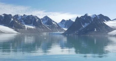 Suya yansıtan Spitsbergen Fiord karlı dağların doğal görünümü