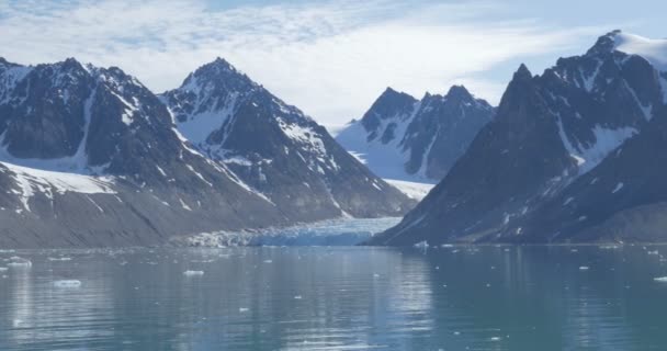 Vista Panorámica Las Montañas Nevadas Del Fiordo Spitsbergen Reflejándose Agua — Vídeos de Stock