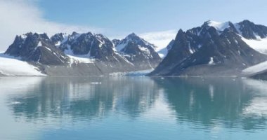 Suya yansıtan Spitsbergen Fiord karlı dağların doğal görünümü