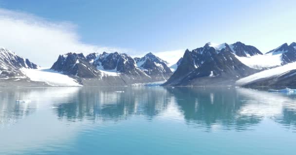 Malerischer Blick Auf Spitzbergen Fjord Schneebedeckten Bergen Spiegelt Sich Wasser — Stockvideo