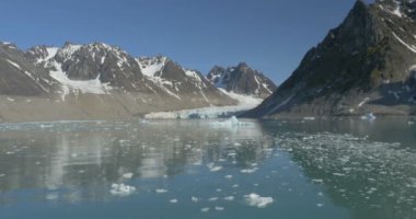 Suya yansıtan Spitsbergen Fiord karlı dağların doğal görünümü