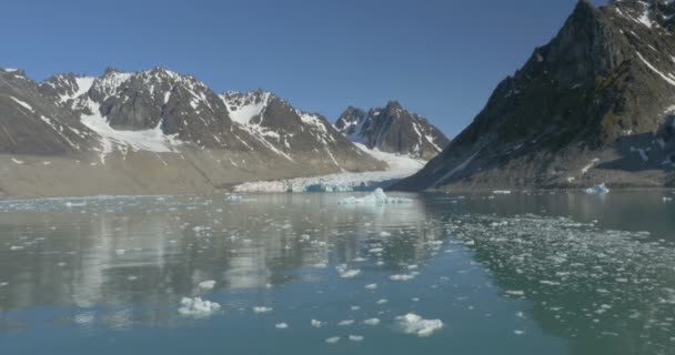 Vacker Utsikt Över Spetsbergen Fiord Snöiga Bergen Återspeglar Vatten — Stockvideo