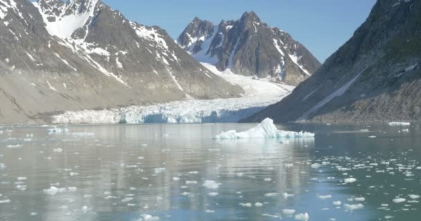 Vista Panorámica Las Montañas Nevadas Del Fiordo Spitsbergen Reflejándose Agua — Vídeos de Stock
