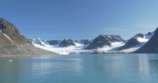 Vista Panorámica Las Montañas Nevadas Del Fiordo Spitsbergen Reflejándose Agua — Vídeo de stock