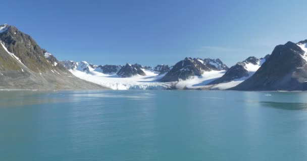 Vista Panorámica Las Montañas Nevadas Del Fiordo Spitsbergen Reflejándose Agua — Vídeos de Stock