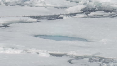 Soğuk okyanus su içerisinde yüzen erimiş buzulun görünümü Kapat