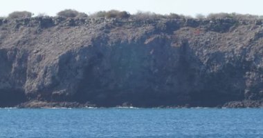 Galapagos Adaları doğal görünüm mavi gökyüzü altında