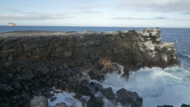 Piękny Widok Wyspy Galapagos Pod Błękitne Niebo — Wideo stockowe