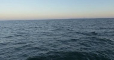 Galapagos deniz manzarası sakin su yüzeyi ile