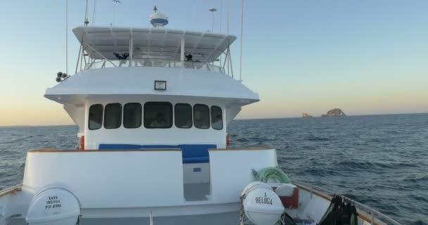 Vista Próxima Vela Barco Flutuando Mar Galápagos — Vídeo de Stock