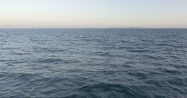 Galapagos deniz manzarası sakin su yüzeyi ile