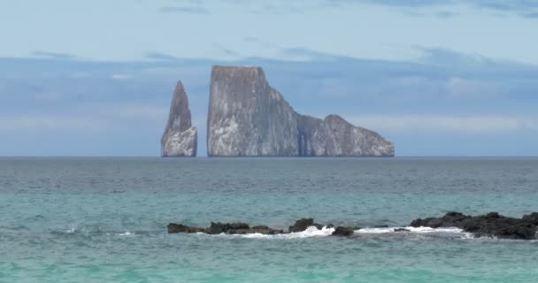 ガラパゴスの風光明媚なビュー島岩と青い海 — ストック動画