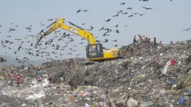 Site, Hindistan kazıcı kamyon çöp sitesinde Guwahati döker