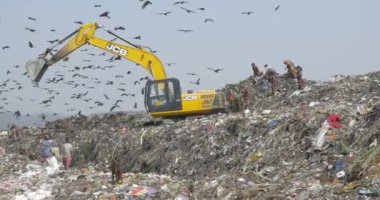 Site, Hindistan kazıcı kamyon çöp sitesinde Guwahati döker