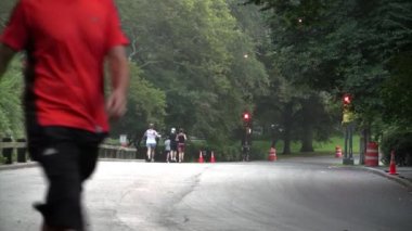 Central Park, New York'ta koşu insanlar