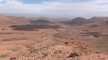 Negev Dağları, İsrail 'deki Ramon Krateri manzarasının panoramik görüntüsü