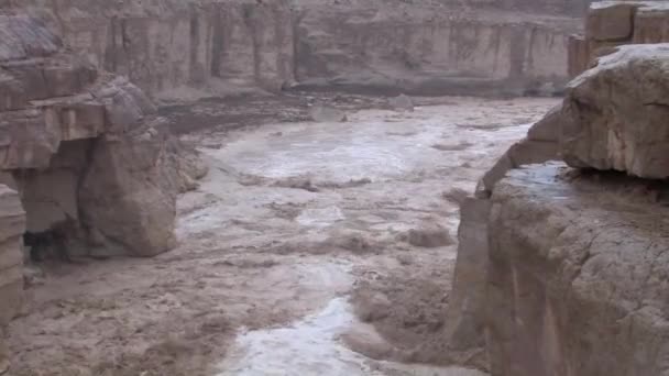 ワディ Zeelim ネゲブ砂漠 イスラエルのフラッシュの洪水の風光明媚なビュー — ストック動画