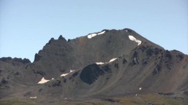 Mavi bulutlu gökyüzü inanılmaz dağ manzaralı