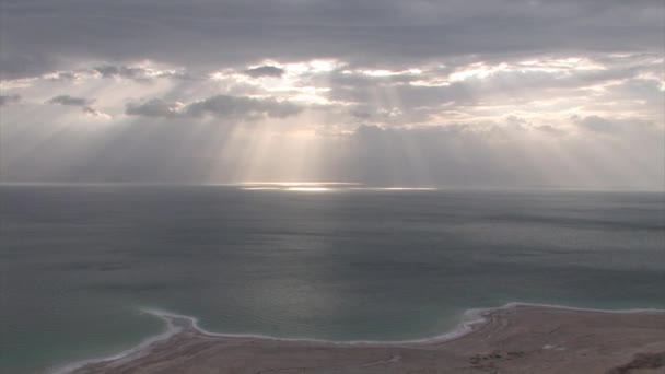 Живописный Вид Солнечных Дождей Над Мертвым Морем Израиль — стоковое видео