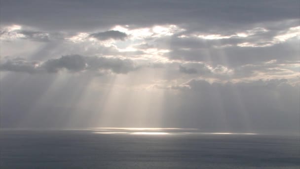 Γραφική Θέα Της Ακτίνες Του Ήλιου Πάνω Από Νεκρά Θάλασσα — Αρχείο Βίντεο