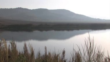 Doğal görünümü yansıtan dağ su, İsrail ve Hula Gölü