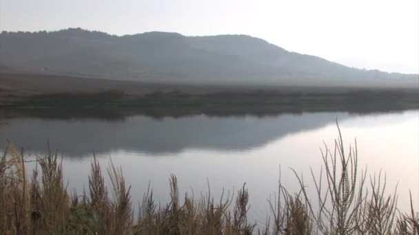Vista Panorámica Del Lago Hula Montaña Reflectante Agua Israel — Vídeo de stock