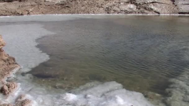 以色列冬季风暴中死海波浪和盐的密切看法 — 图库视频影像