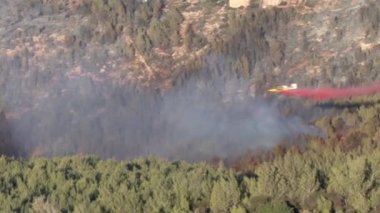 Savaş uçağı püskürtme yangın orman, Mount Carmel, İsrail yanan üzerinde söndürücü ateş